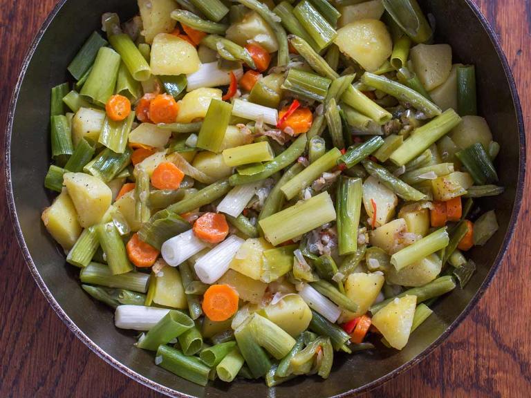 Gemüseeintopf mit Kartoffeln, Bohnen, Karotten und Sellerie