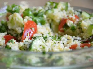 Tabbouleh, ein Salat, der aus Petersilie, Tomaten, Bulgur und grünen Zwiebeln besteht – alles fein gehackt und mit Olivenöl und Zitronensaft vermischt