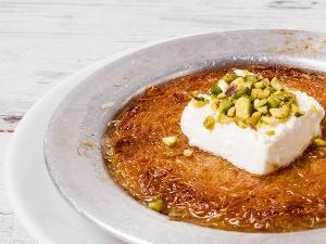 Traditionelles türkisches Dessert Kunefe mit Pistazie und Sahne