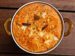 Korma- ein Gericht, in dem Fleisch oder Gemüse mit Wasser, Brühe und Joghurt geschmort wird