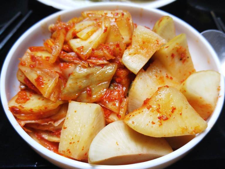 Kimchi in einem weißen Schälchen- fermentierter Chinakohl
