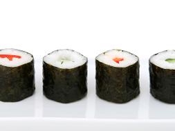 Sushi mit Gurke und Lachs stehen nebeneinander