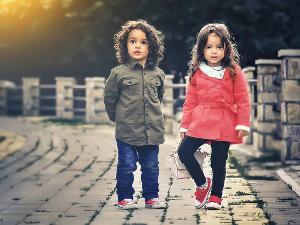 Zwei kleine Kinder stehen auf einer Brücke