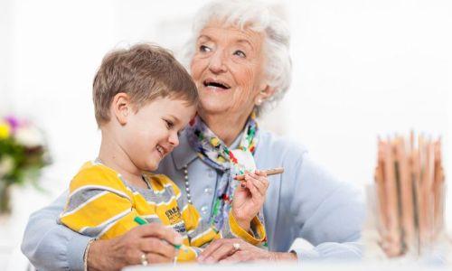 Großmutter hält ihren Enkel auf dem Arm