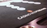 Spieltisch auf dem das Logo des Casino Reeperbahn aufgedruckt ist