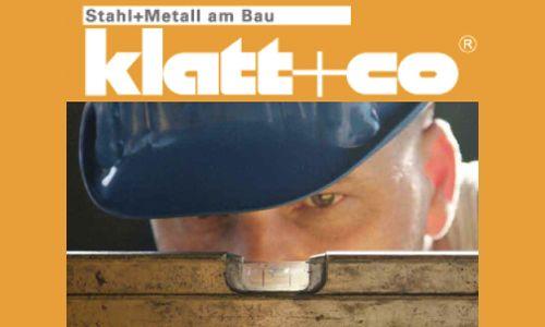 Fotocollage mit dem Logo von Klatt und Co Stahl und Metall am Bau und einem Bauarbeiter mit blauem Helm auf orangem Grund