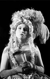 Hamburg Musical Company Frau auf der Bühne mit Perücke und festlichem Kleid