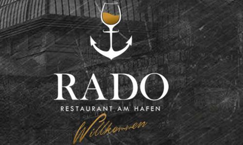 Logo von Rado am Hafen mit weißer Schrift und Anker auf grauem Grund