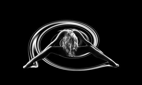 Aktfoto einer Frau in schwarz/weiß mit Verwirbelungs-Effekt