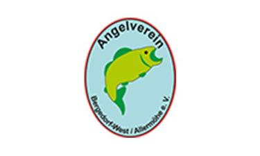 Ovales blaues Logo mit rotem Rand, schwarzem Schriftzug und grünem Fisch