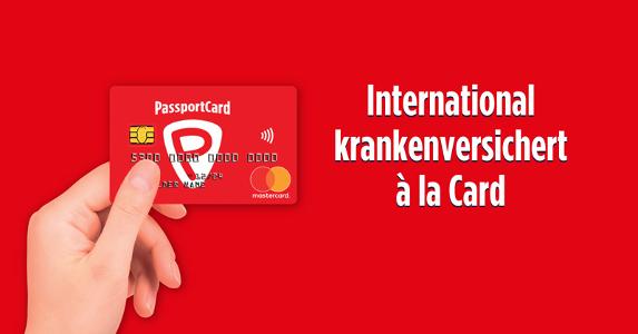 Eine Hand hält die PassportCard in den Fingern, die Karte ist rot und der Hintergrund auch