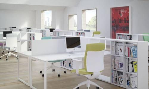 Büroraum mit Weißem Mobiliar, Parkettboden und bunten Stühlen