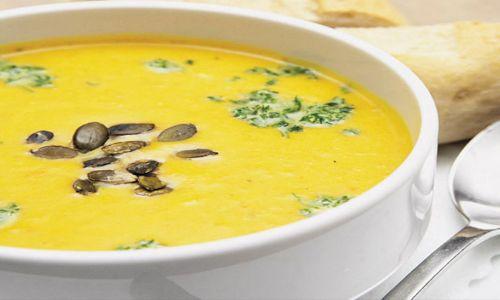Gelbe Suppe mit Kernen und Kräutern