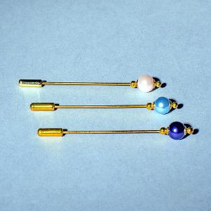 Drei Krawattennadeln, gold mit einer weißen, einer hellblauen und einer dunkelblauen Perle