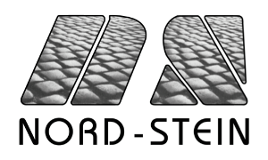 Schwarzer Schriftzug mit den Buchstaben N und S, welche mit einer Kopfsteinpflaster-Textur gefüllt sind