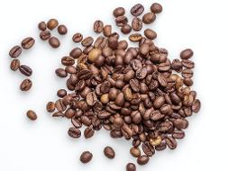 Kaffeebohnen verstreut auf weißem Grund
