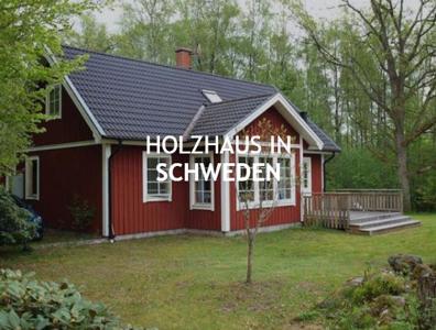 Ein rotes Holzhaus mit dunklem Dach in Schweden