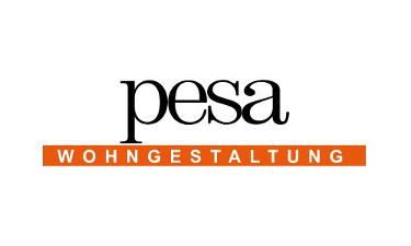 pesa wohngestaltung Logo, schwarze Schrift auf weißem Untergrund und weiße Schrift in einem orangefarbenen Balken darunter