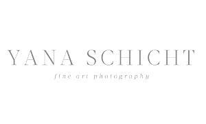 Yana Schicht fine art photography Logo, graue Schrift auf weißem Untergrund