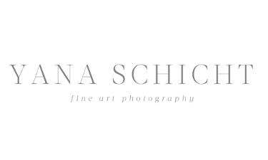 Yana Schicht fine art photography Logo, graue Schrift auf weißem Untergrund