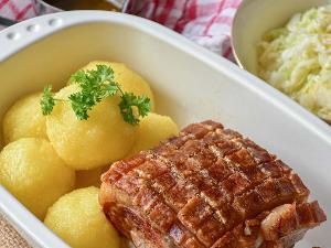 Krustenbraten mit Kartoffeln und Sauerkraut