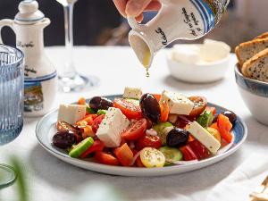Salat mit Oliven, Schafskäse und Tomaten in einer Schüssel