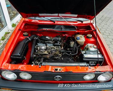 geöffnete Motorhaube eines roten Golf GTD