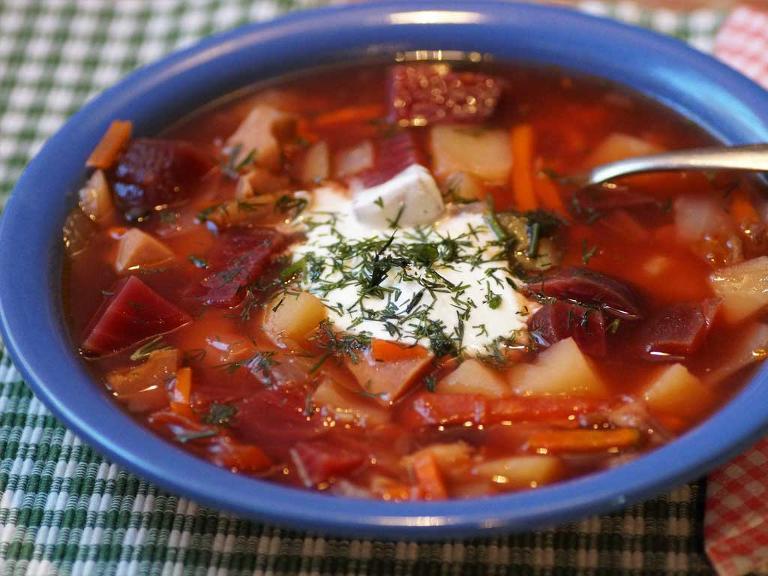 Russische Spezialität Borschtsch, eine Suppe, die traditionell mit Roter Bete und Weißkohl zubereitet wird