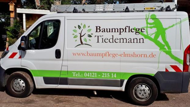 Baumpflege Tiedemann Transporter mit Logo und Telefonnummer