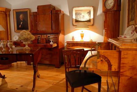Ein Zimmer voller Antiquitäten, Tisch, Stuhl, Schrank, Kommode und Wandbildern