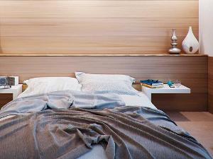 Ein bezogenes Bett mit zwei Nachttischen vor einer Holzwand