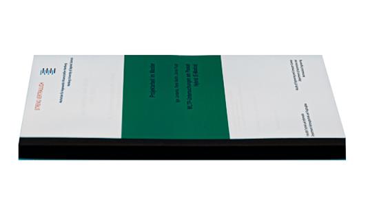 Eine schwarze Buchrückenverstärkung an einem weißen Heft