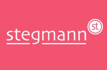 Schriftzug Stegmann auf magentafarbenem Grund mit kreisförmigem Logo darüber 