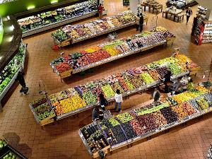 Obst- und Gemüseabteilung in einem Supermarkt von oben fotografiert