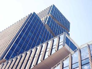 Mehrstöckiges Bürogebäude mit Glasfront
