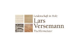 Tischlerei Versemann Logo, vier Kacheln mit verschiedenen Holzarten, daneben in brauner Schrift Leidenschaft in Holz, Lars Versemann, Tischlermeister