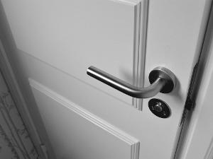 Eine weiße Tür mit einem silberfarbenen Türgriff