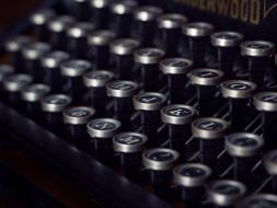 Tasten auf einer altem Schreibmaschine