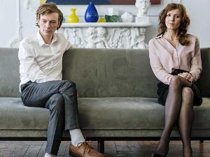 Ein Mann und eine Frau sitzen auf einem Sofa