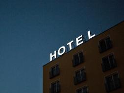 Gebäude mit Hotel in leuchtenden Buchstaben