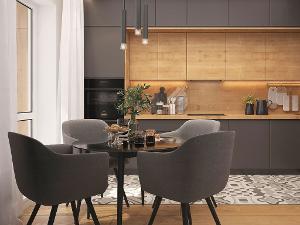 Eine graue Küchenzeile mit Holzrückwand und einem Tisch mit vier Sesseln davor