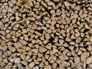 Aufeinandergestapelte Holzstücke