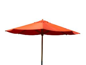 Ein aufgespannter, orangefarbener Sonnenschirm