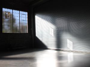 Eine leere Garage von innen mit einem Fenster darin