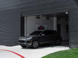 Ein schwarzes Auto fährt aus einer Garage