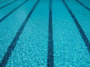Linien im Schwimmbad auf dem Grund im Wasser