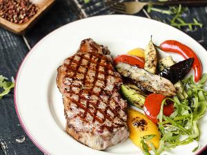 Ein Steak mit Salat auf einem weißen Teller