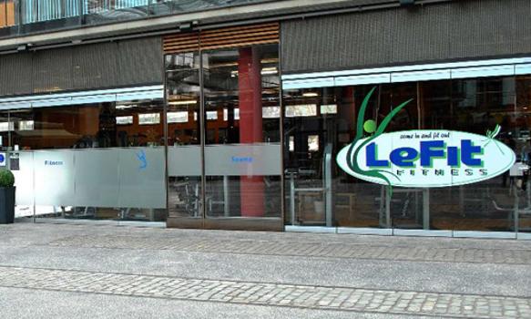 Außenansicht des LeFit mit großer Glasfront und großem Logo auf der Tür
