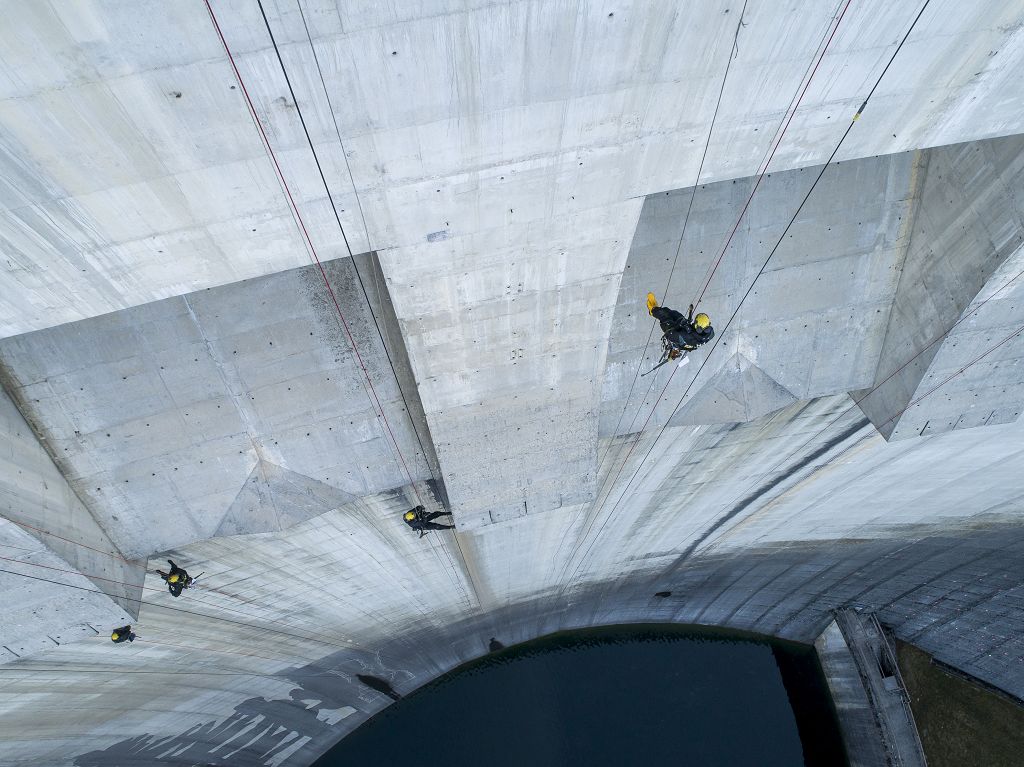 Bild vom Seilzugang zu einer Staumauer eines Staudammes - Dachreiter Hamburg