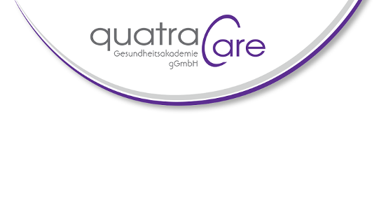 quatraCare Gesundheitsakademie gGmbH Logo, graue und lilafarbene Schrift mit weißem Untergrund
